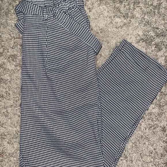 Low bottom stretch like pants. - Picture 6 of 6